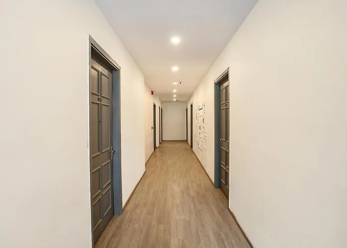 Fabhotel Roseman