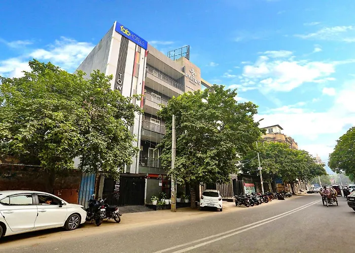 Fabhotel Roseman